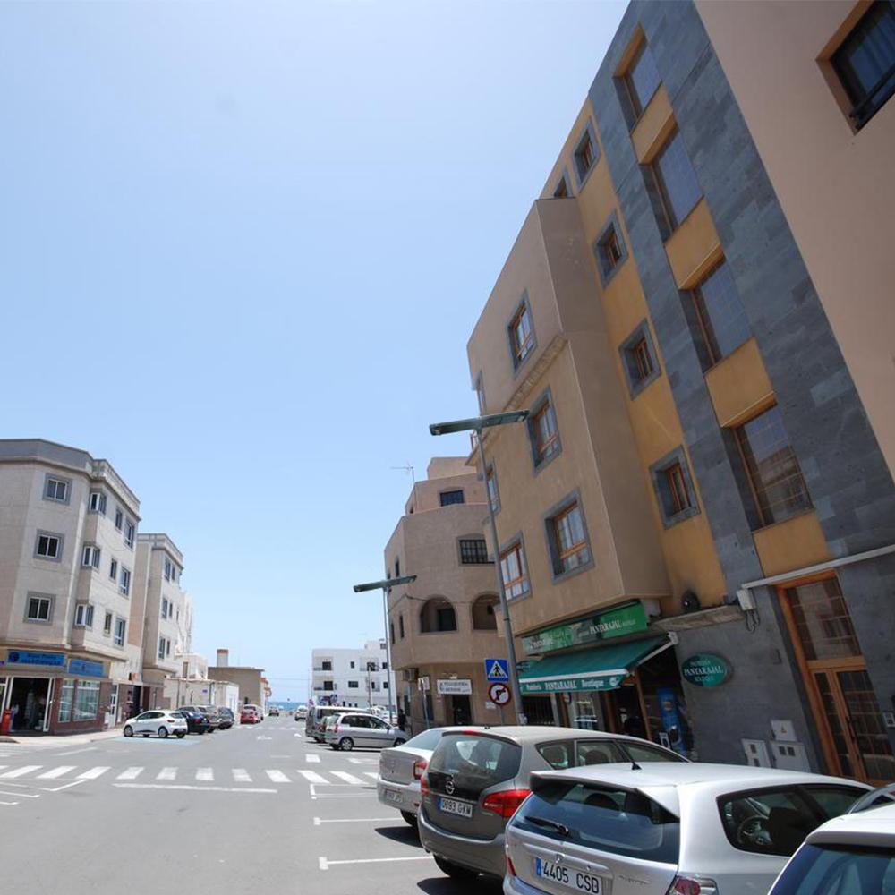 Solar LED Street/Pathway Light 5700K/4000K 18000 Lumens IP65 3 Year Warranty - Solar Panel 82W - LED 120W - With Remote Control